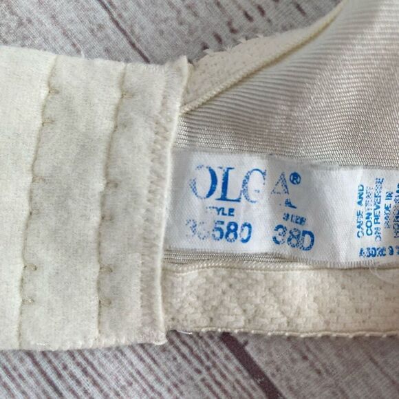 Olga women 38D lace bra w/3 hook back closure & adjustable straps cream color - Picture 7 of 8